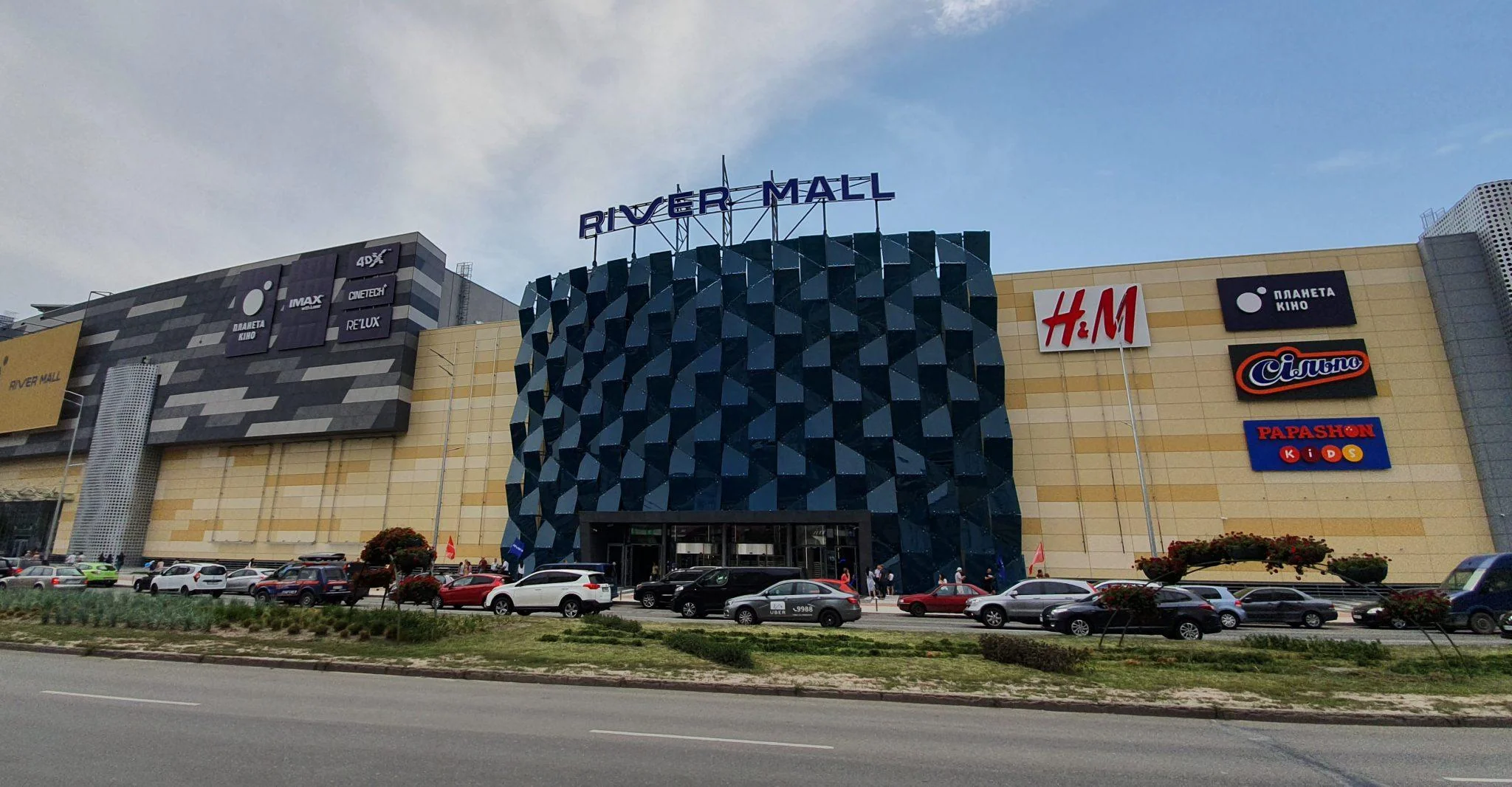 Торговый центр River Mall на левом берегу Киева с закрытыми дверями