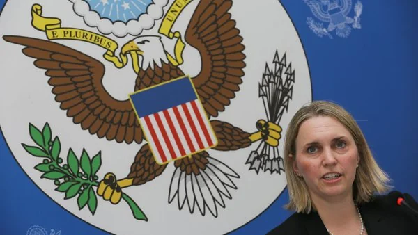 Посол США при НАТО на тлі емблеми США та ООН говорить про мир в Україні