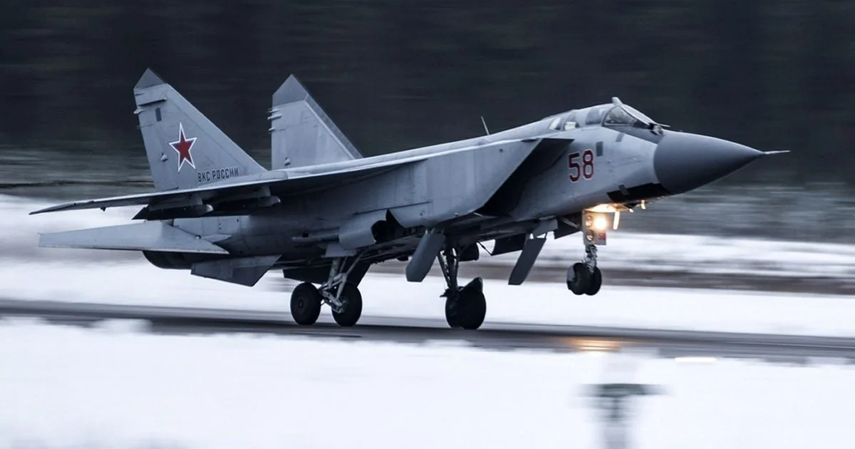 Взлёт вражеского МиГ-31К на заснежённой взлётной полосе во время тревоги в Украине