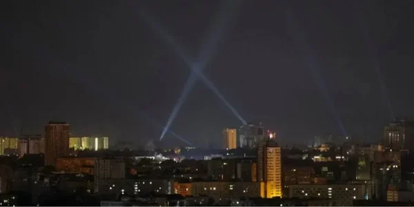 Прожекторы ПВО над Киевом во время воздушной тревоги из-за угрозы баллистики