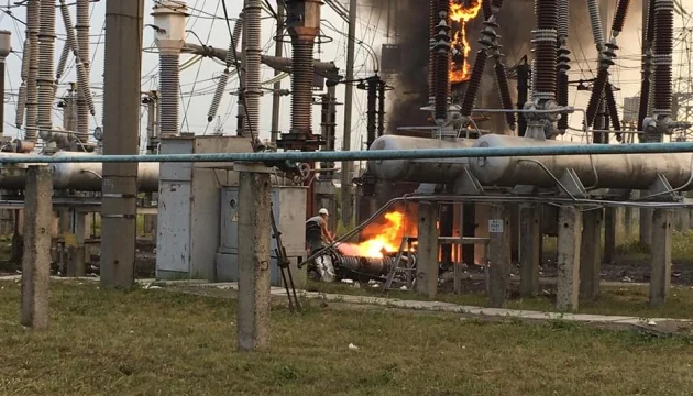 Пожежа на електропідстанції в районі Тушино Москви, палаюче обладнання