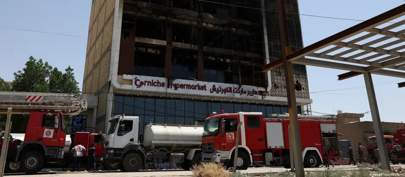 Пожежні машини біля зруйнованого ТЦ Gul Plaza в Карачі після пожежі