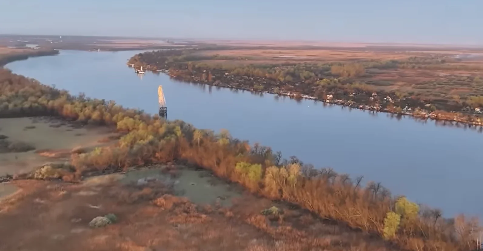 Аерознімок острова Олексіївський на Херсонщині з річкою, покинутий росіянами за Волошиним
