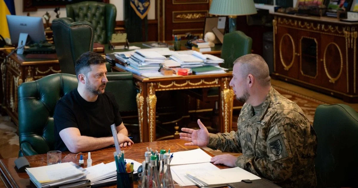 Президент Зеленський бесідує з військовим у кабінеті Офісу Президента України