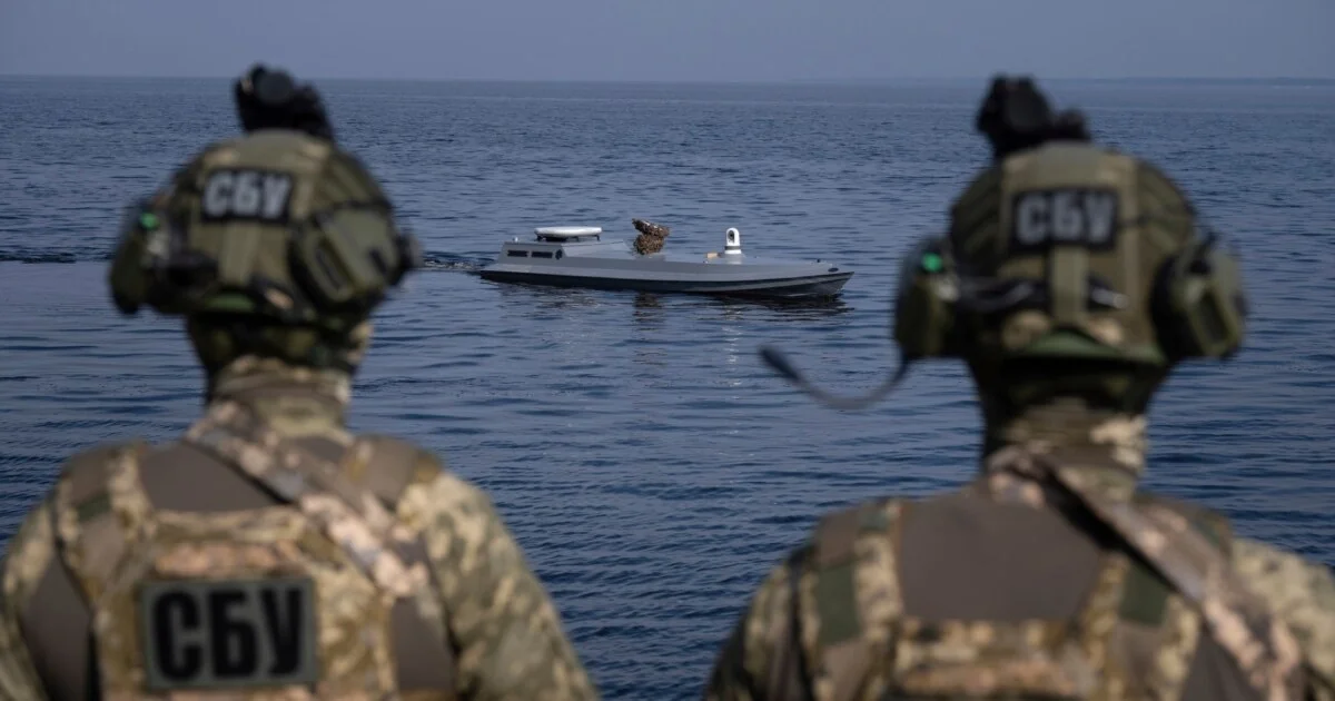 Оператори СБУ моніторять морський дрон Sea Baby ВМС ЗСУ на морі
