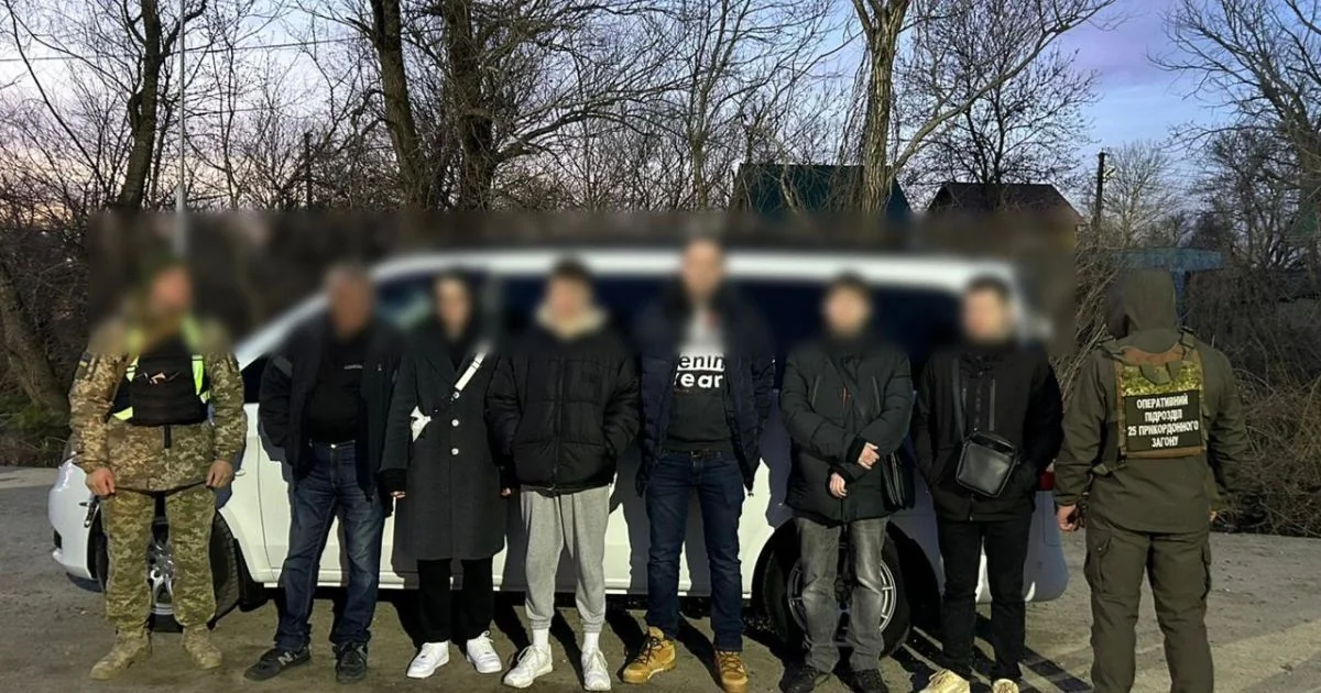 Сержанти ТЦК з ухилянтами біля службової машини на кордоні з Румунією