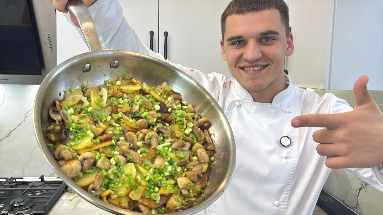 Шеф-кухар демонструє ідеальну смажену картоплю з грибами в сковороді