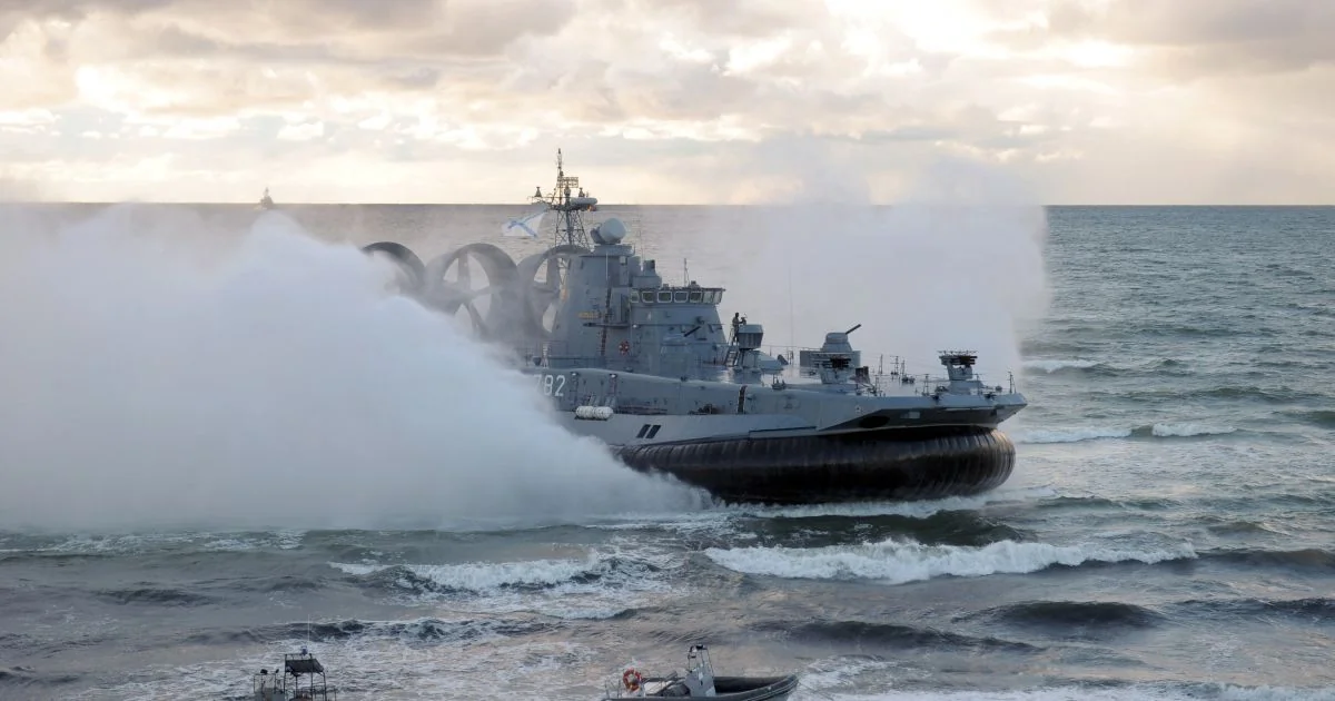 Російський ракетоносій у штормі Чорного моря, хвилі бють об борт
