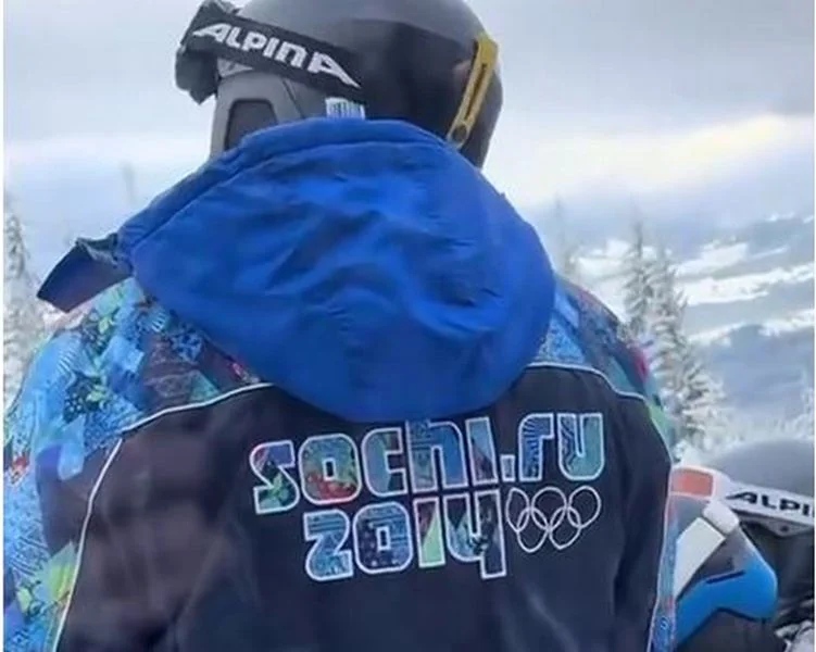 Турист у куртці Sochi-2014 на гірськолижному курорті Буковель