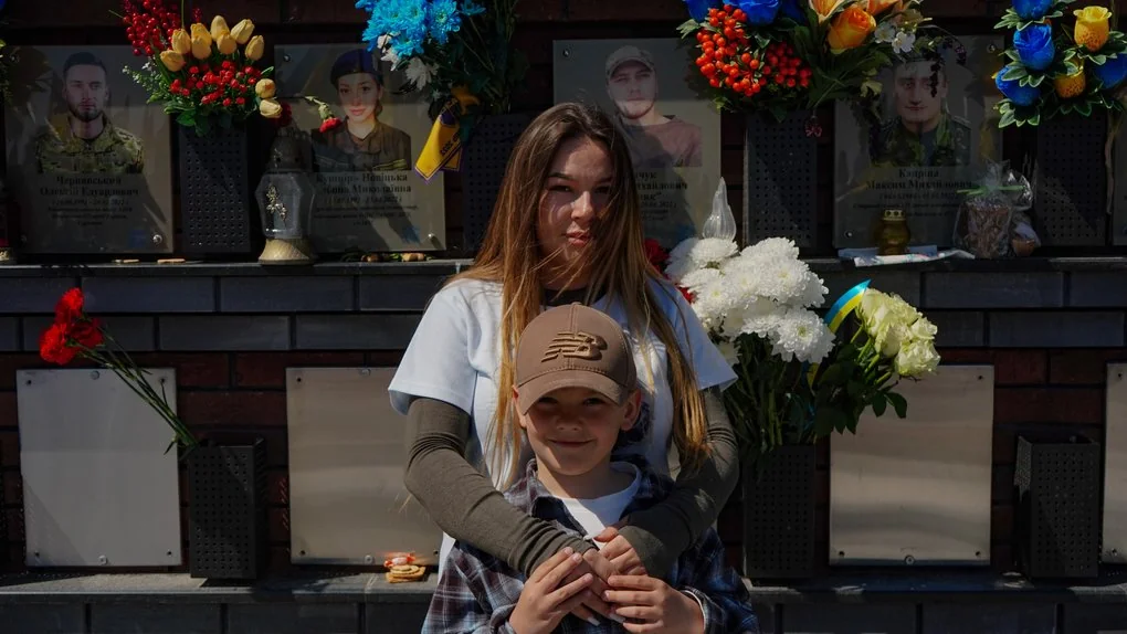 Христина Щербанюк с сыном возле портретов погибших героев на Аллее Славы в Хмельницком