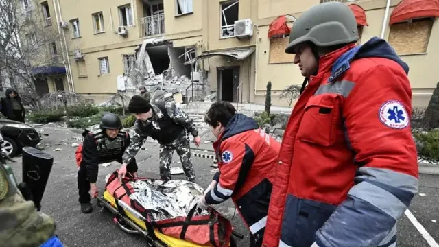 Поліцейські та медики виносять пораненого на носилках з мерії Хршібска після стрілянини