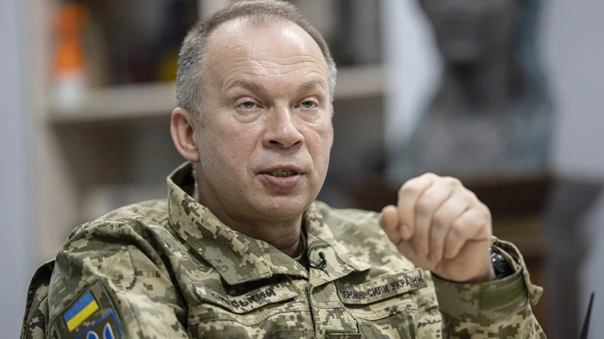 Олександр Сирський у формі ЗСУ спростовує кризу на фронті через мобілізацію