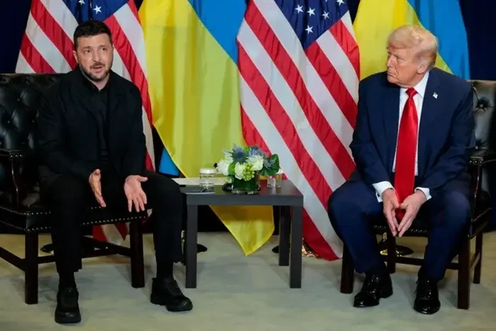 Дональд Трамп и Владимир Зеленский на встрече по гарантиям безопасности Украины с флагами на фоне