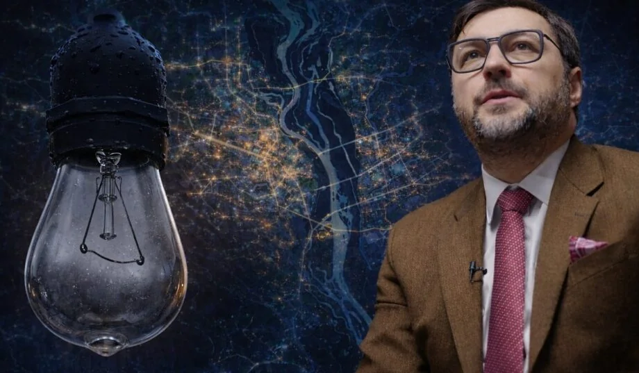 Гендиректор YASNO Сергій Коваленко на тлі лампочки та енергомережі Києва