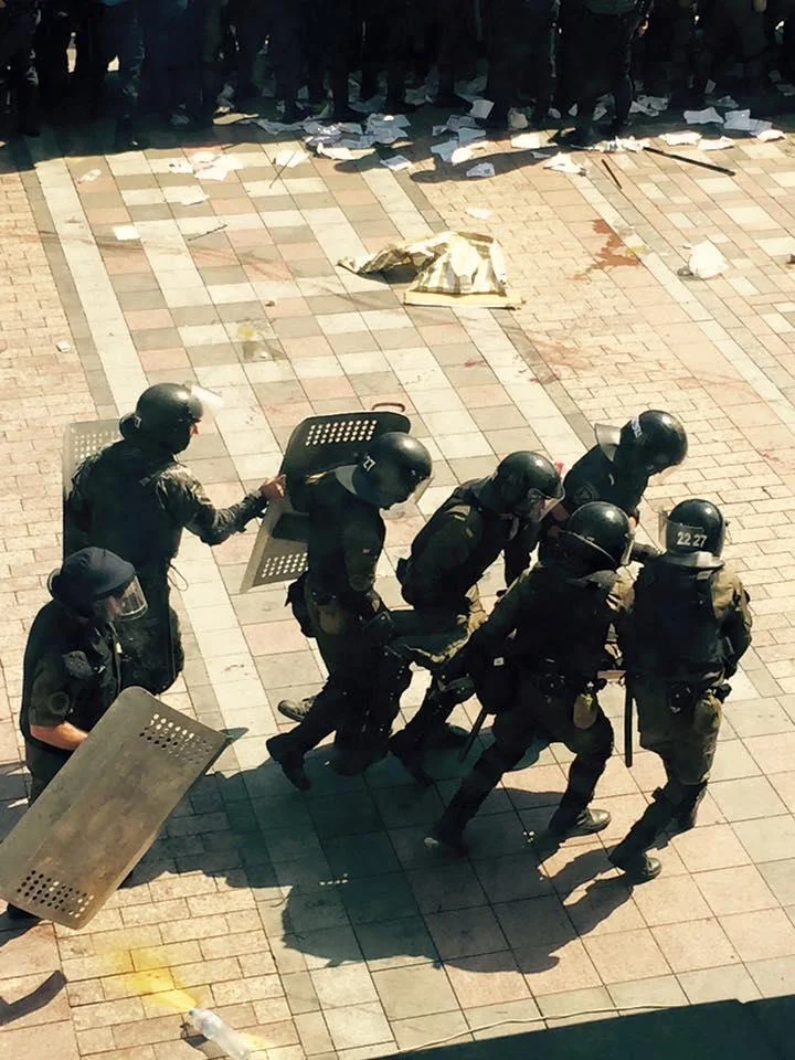 Поліцейські з щитами затримують чоловіка на мітингу проти блекаутів у Хмельницькому