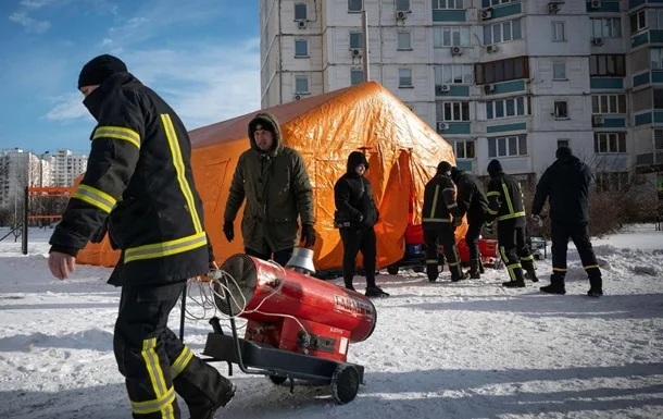 Рятувальники транспортують тепловентилятор до будинків без опалення в Голосіївському районі Києва