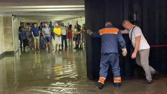 Пасажири у воді на затопленій станції київського метро під час паралічу