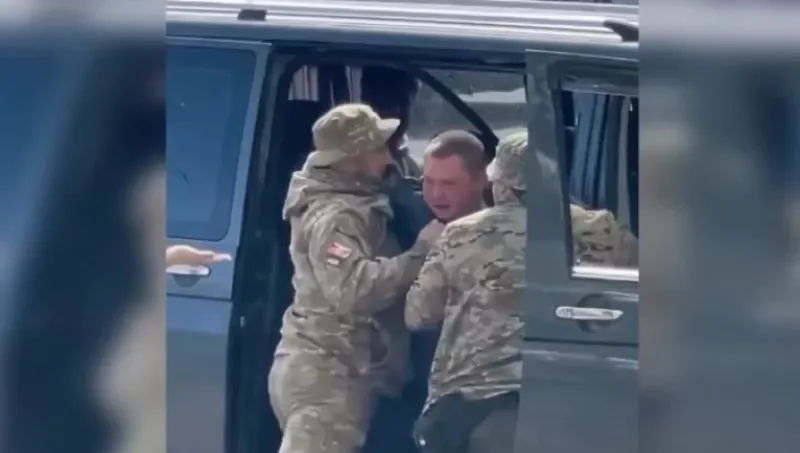 Сотрудники ТЦК в Одессе насильно затаскивают мужчину в автобус