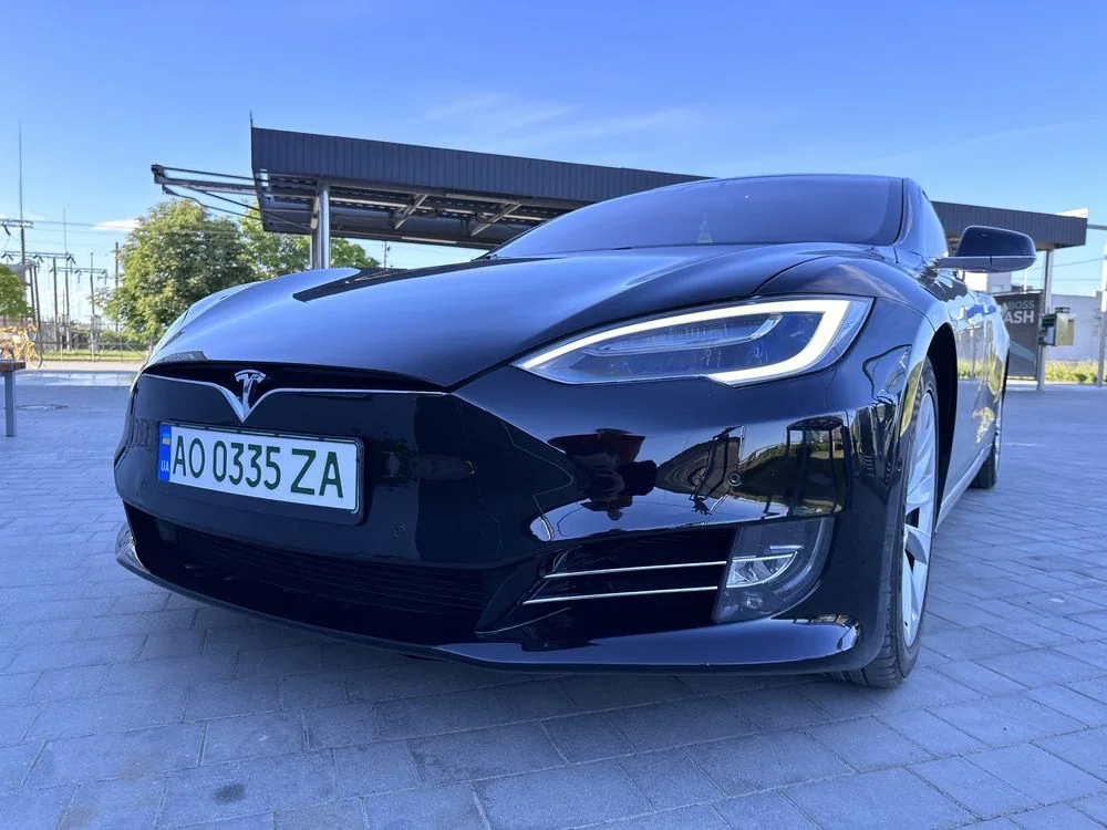Чорний Tesla з номером АО035 ЗА припаркований під вікнами багатоповерхівки у Вінниці