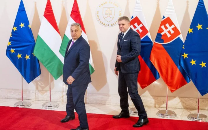 Виктор Орбан и Роберт Фицо перед флагами Венгрии, Словакии и ЕС