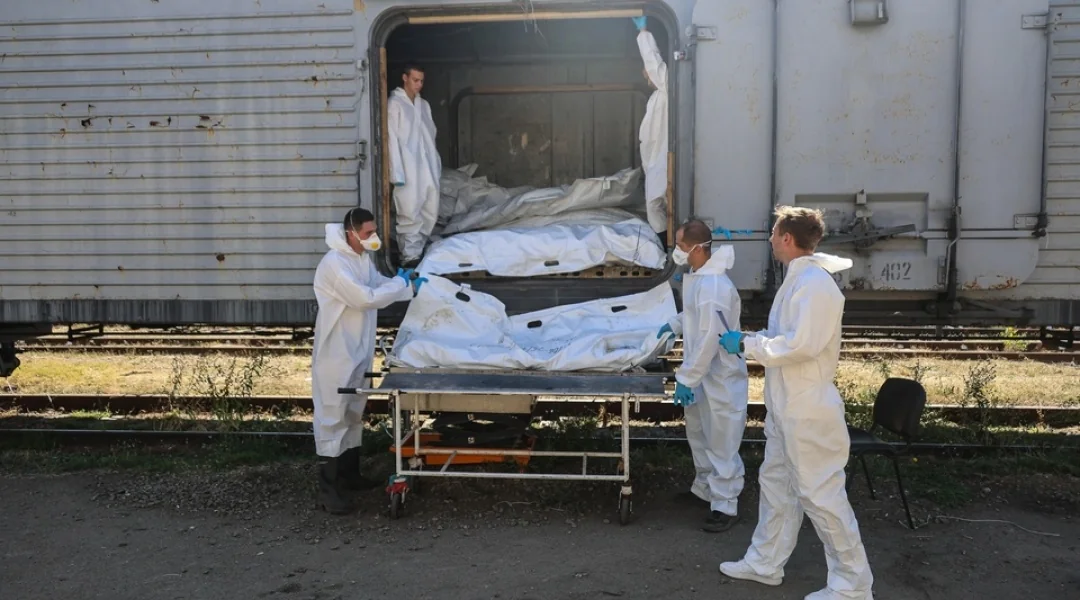 Медики вивантажують 1000 тіл загиблих захисників України з рефрижератора.