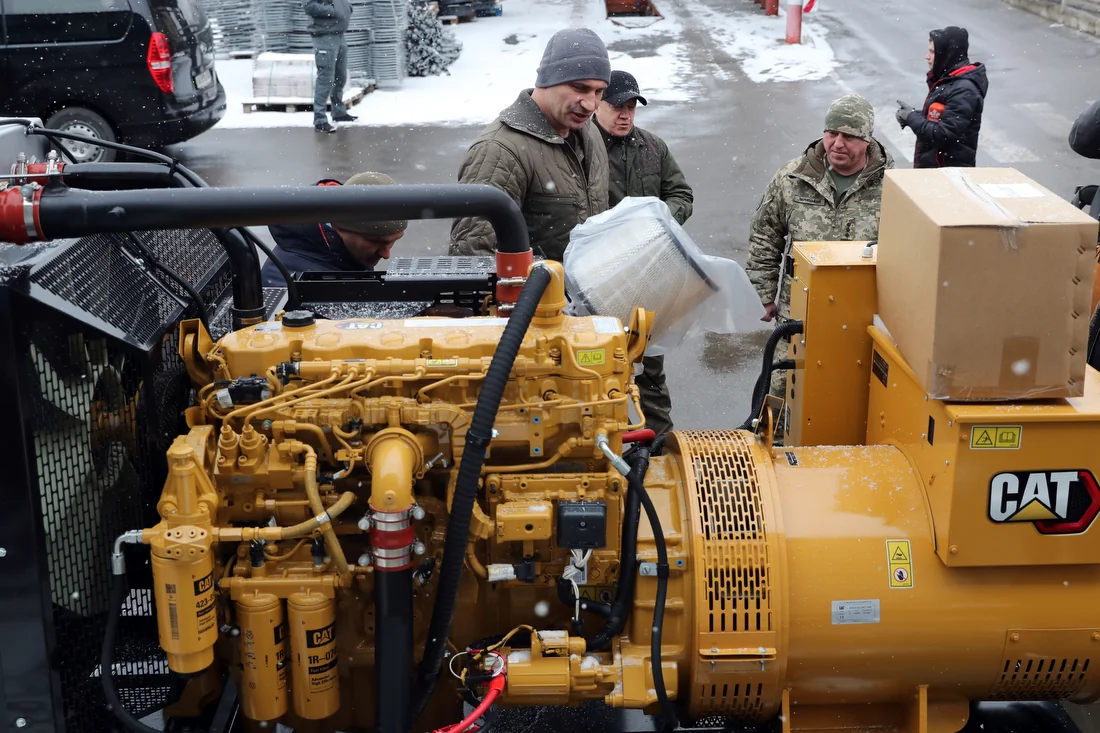 Генератор Caterpillar для Києва: робітники заправляють резервне пальне взимку