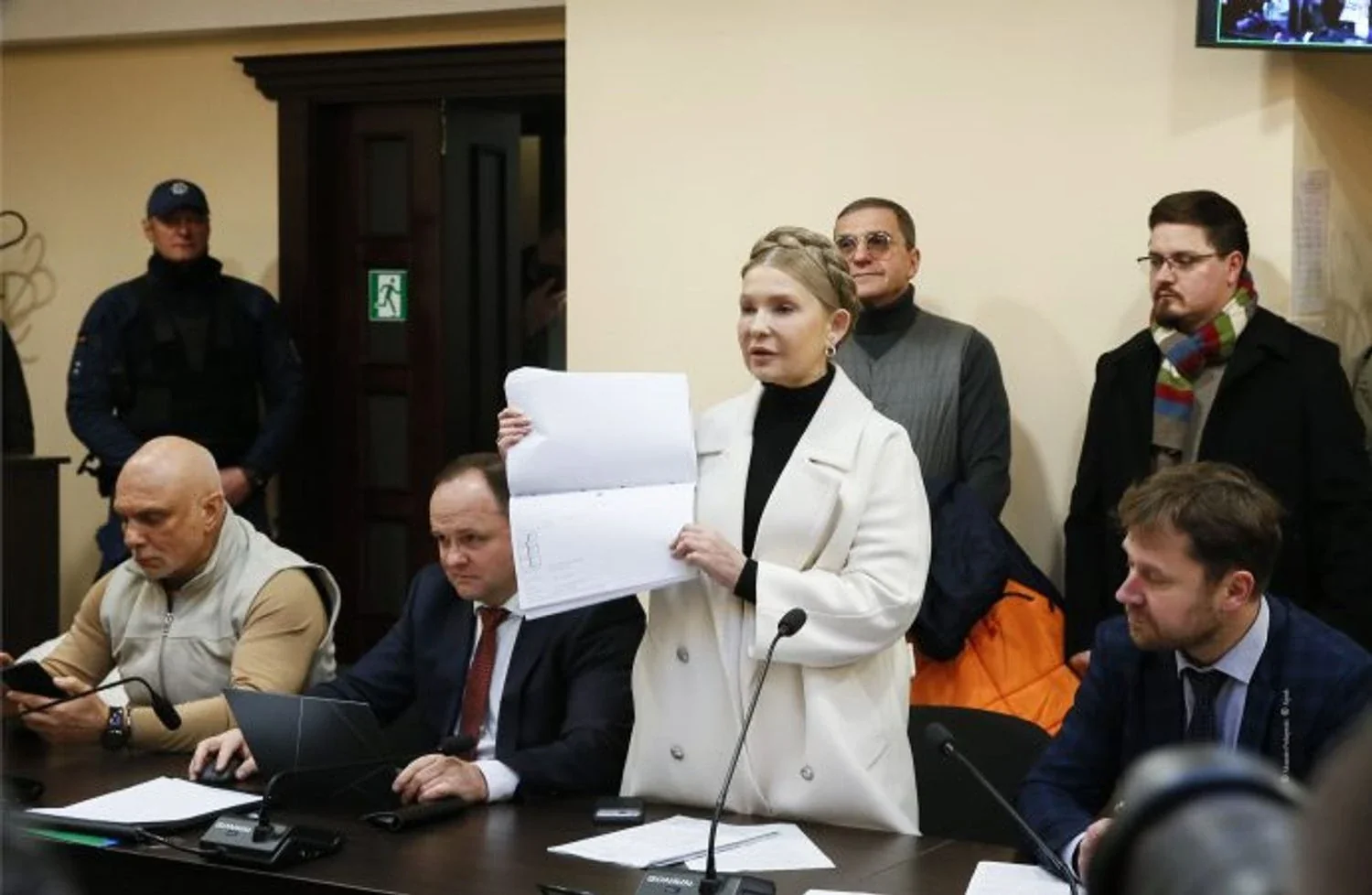 Юлія Тимошенко тримає документ у ВАКСі під час розгляду арешту майна