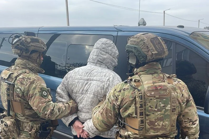 Військовослужбовці ТЦК затримають цивільного біля мікроавтобуса під Житомиром