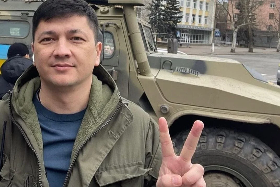 Віталій Кім жестом перемоги V біля БТР прогнозує кінець війни у 2026