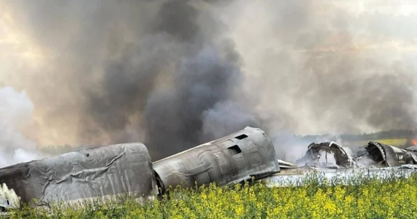 Уламки збитих ракет Х-22 та Х-32 з димом на ріпаковому полі