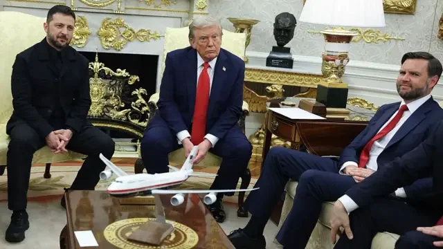 Володимир Зеленський з Дональдом Трампом та Джаредом Кушнером за столом з моделлю літака