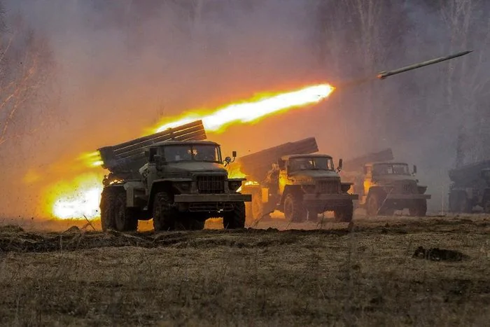 БМ-21 «Град» 152-ї єгерської бригади ЗСУ запускає снаряди на фронті вночі