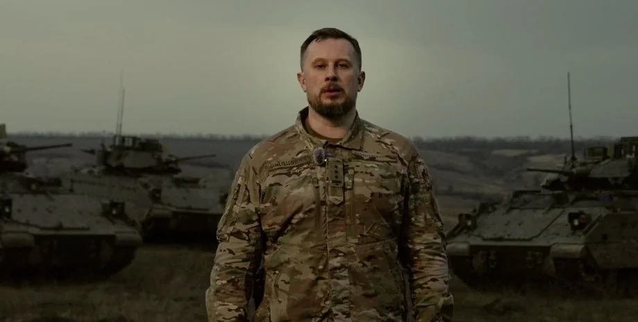 Андрій Білецький у формі Третього корпусу перед танками рекрутингової кампанії «Зроблено для тебе»