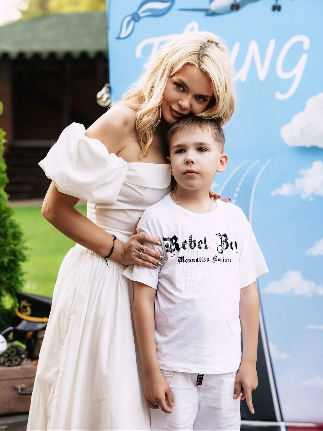 Аліна Гросу обіймає сина у футболці Rebel Boy