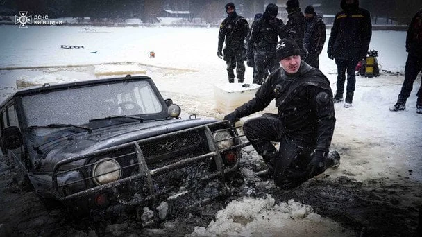 Автомобиль провалился под лёд на ставке в Полтаве во время дрифта, спасатели рядом