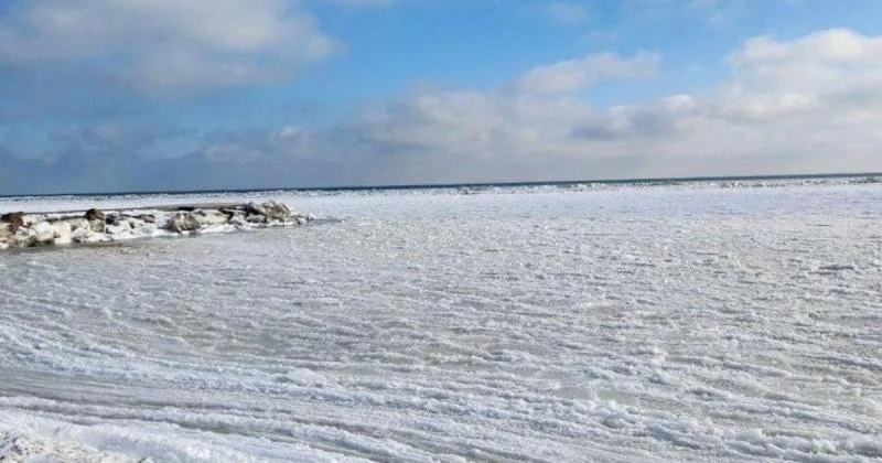 Брили льоду на узбережжі Азовського моря в Кирилівці Запорізької області