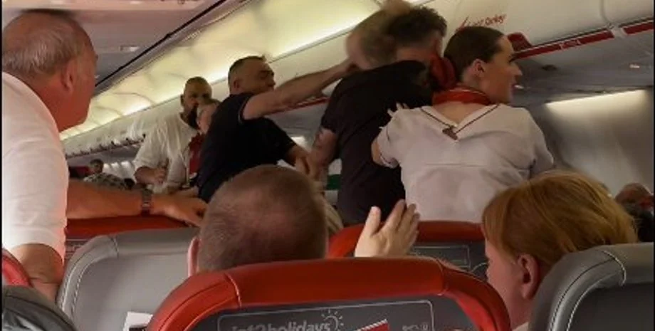 Бійка пасажирів на висоті 9 км у салоні літака Jet2 перед посадкою в Брюсселі
