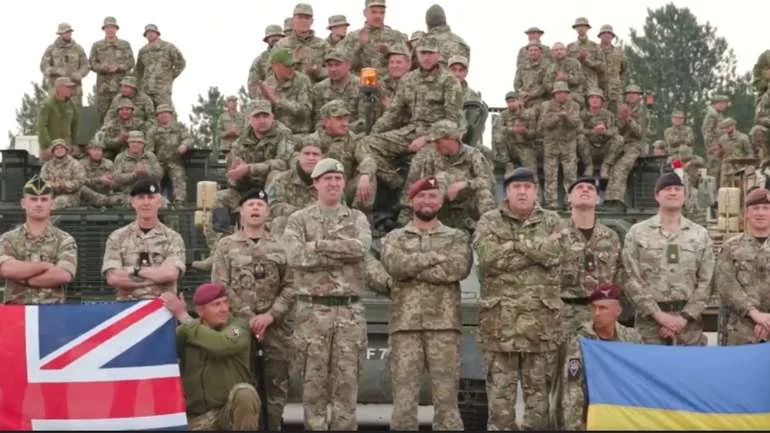 Британські військовослужбовці з прапорами Великої Британії та України біля бойової техніки