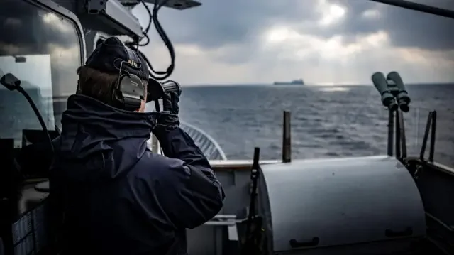 Британський моряк Королівської морської піхоти спостерігає за тіньовим флотом РФ з корабля