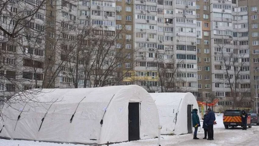 Многоповерхівки Троещины с аварийными наметами электриков из-за перегрузки сетей обогревателями
