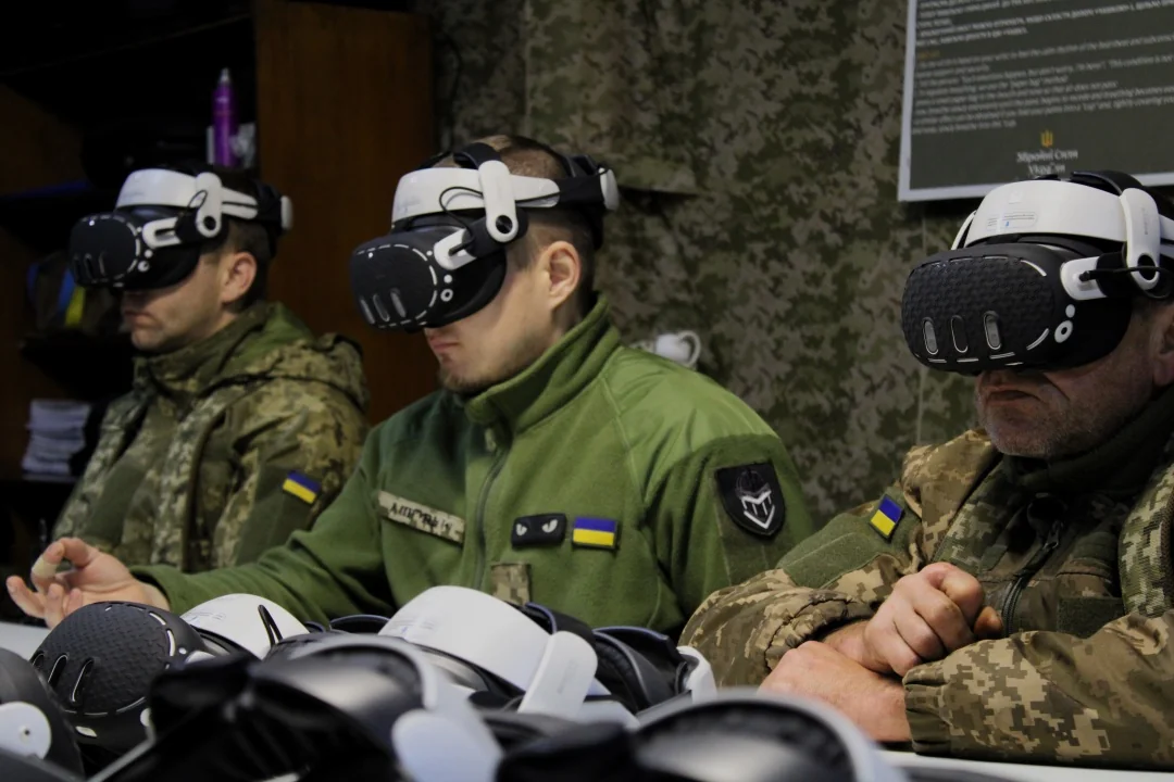 Військовослужбовці ТЦК ховають обличчя VR-окулярами в центрі комплектування