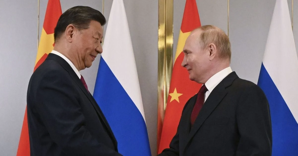 Си Цзиньпин жмёт руку Путину на фоне флагов Китая и России