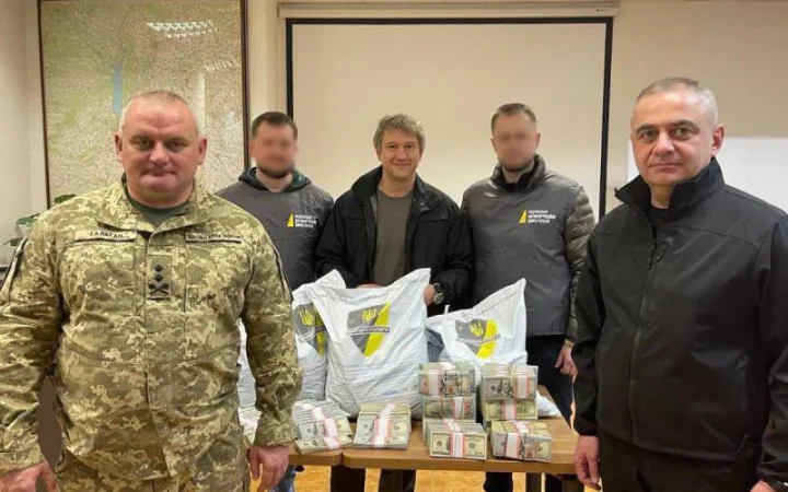 Задержание депутата с пачками взятки в 10 тысяч долларов за бронь уклонистов
