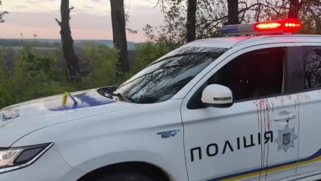 Пошкоджений поліцейський автомобіль з кровю після обстрілу дезертиром на Рівненщині