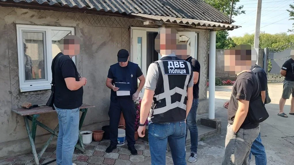 Співробітники ДБР допитують дружину загиблого батька біля будинку на Львівщині