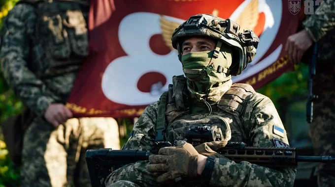 Десантники ДШВ з прапором 80-ї бригади на Олександрівському напрямку