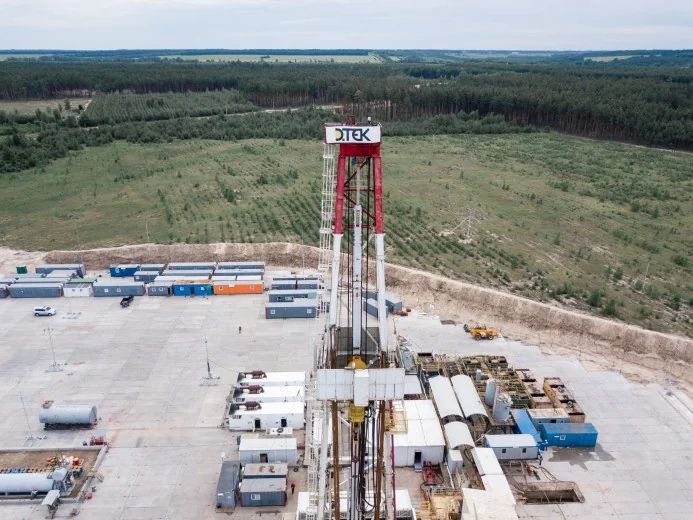 Бурова вишка ДТЕК Нафтогаз для газового видобутку в Україні