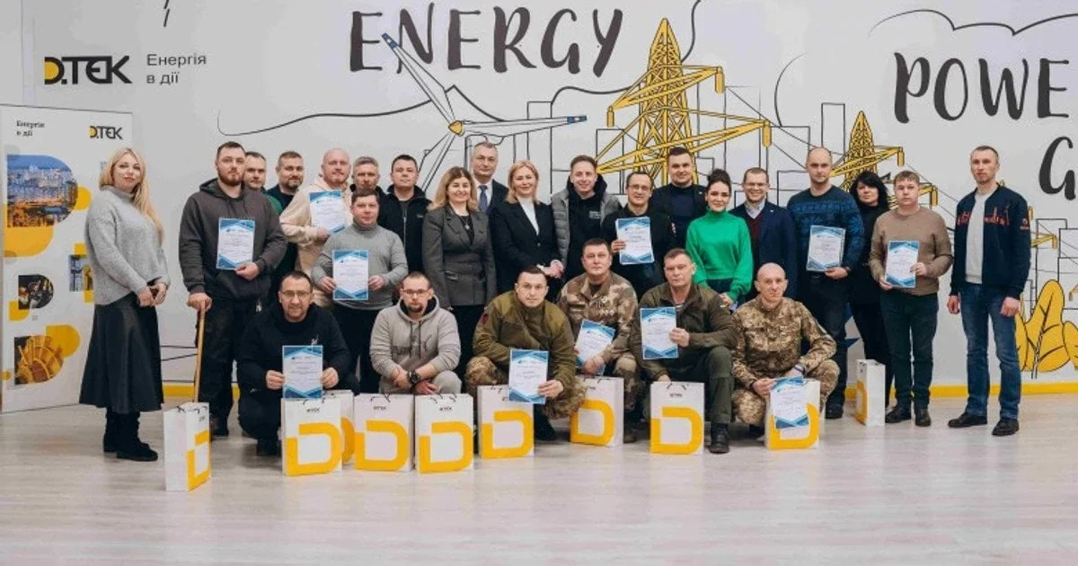 Представники ДТЕК та ветерани з сертифікатами на фоні бренду DTEK Energy.