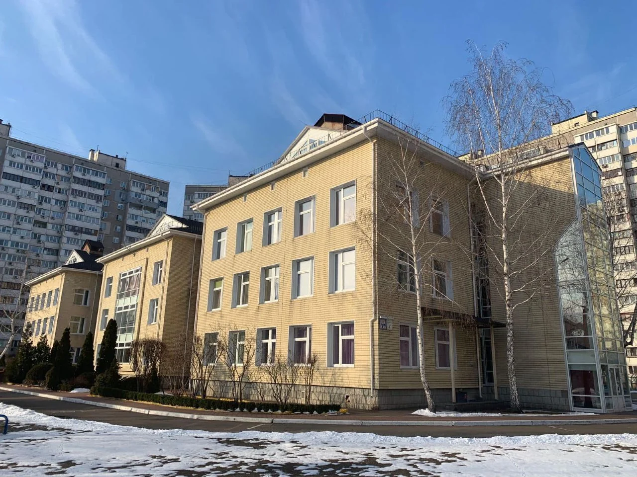 Дитсадок Дарницького району Києва взимку на тлі снігу та багатоповерхівок