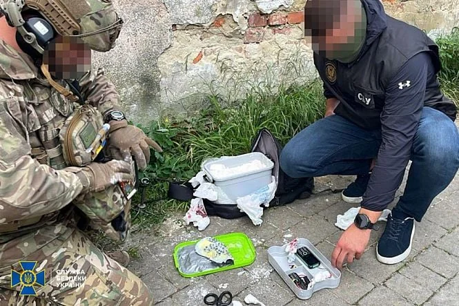 Співробітники СБУ вилучають вибухівку, дрон та компоненти теракту диверсанта РФ на Львівщині